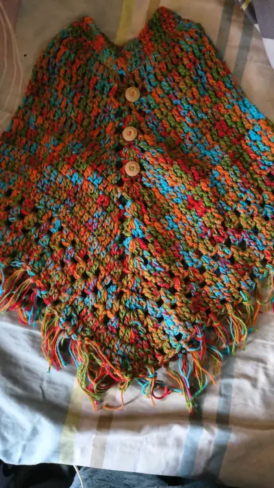 Poncho azul con capucha y flecos - miniatura 5
