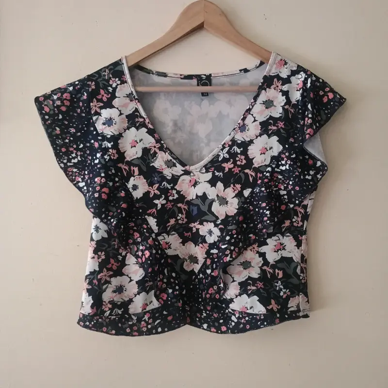Blusa floral con volantes - 1
