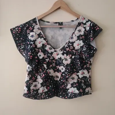 Blusa floral con volantes - miniatura 1