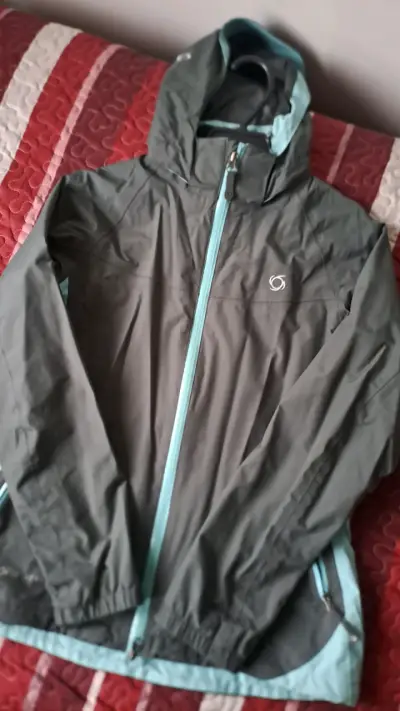 Chaqueta impermeable con capucha gris - miniatura 1