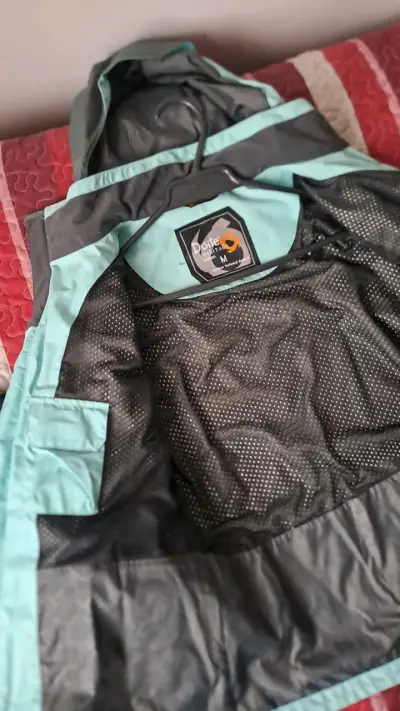 Chaqueta impermeable con capucha gris - miniatura 3