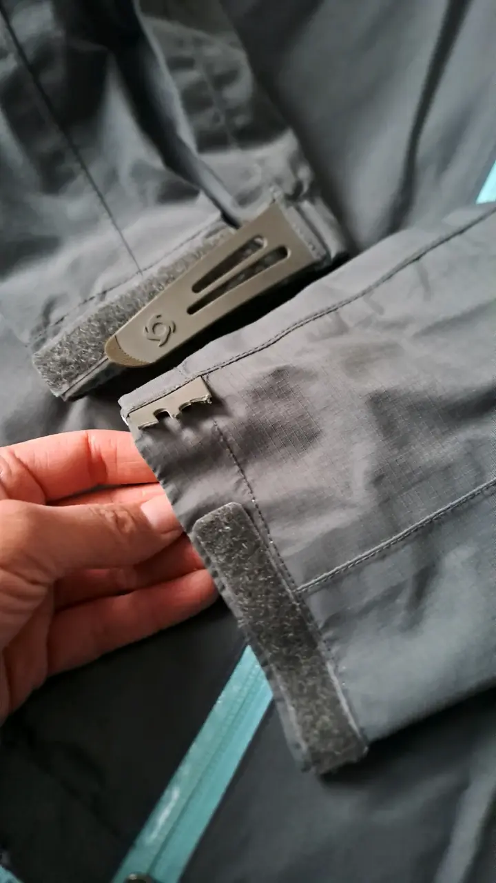 Chaqueta impermeable con capucha gris - 5