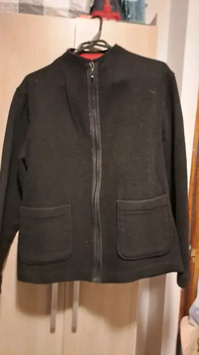 Chaqueta negra con cierre frontal - miniatura 1