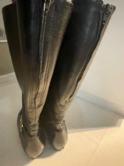 Botas largas de cuero negro - miniatura 1