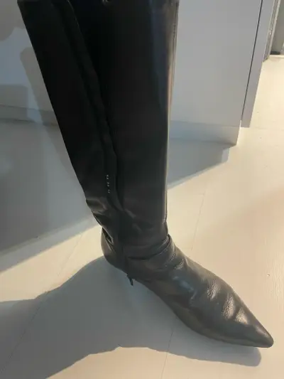 Botas largas de cuero negro - miniatura 5