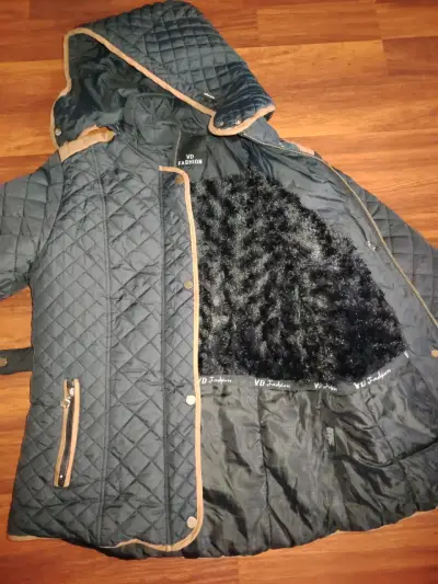 Chaqueta acolchada con capucha - miniatura 2