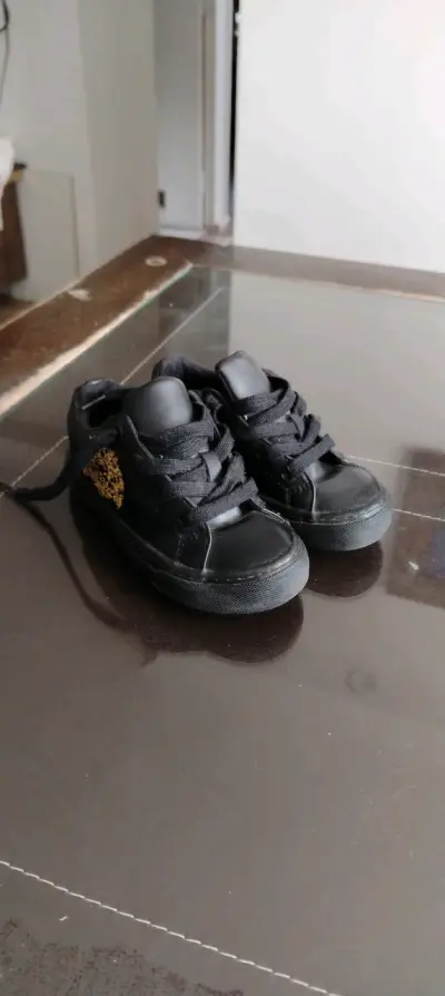 Zapatillas negras para niñ@s con diseño - miniatura 1