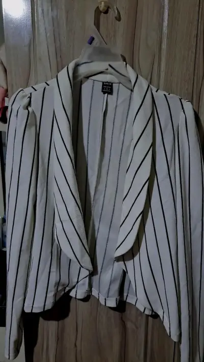 Blazer a rayas blanco con negro y pantalón - miniatura 2
