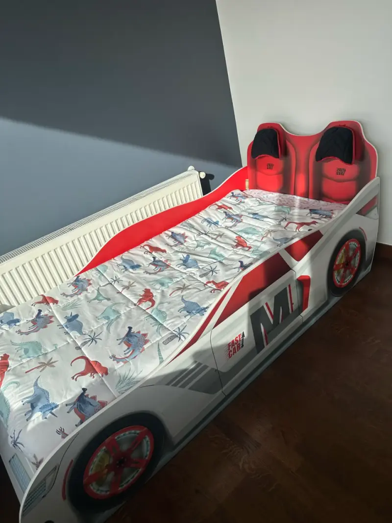 Cama infantil en forma de auto de carreras