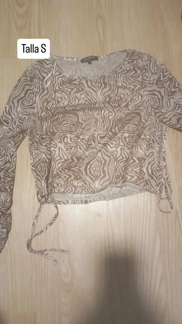 Blusa transparente con estampado abstracto