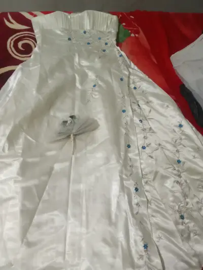 Vestido de novia blanco con bordados - miniatura 1
