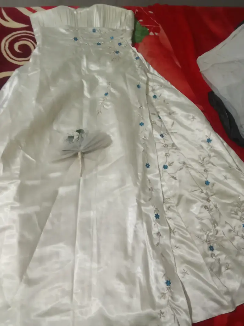 Vestido de novia blanco con bordados - 2