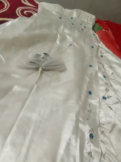 Vestido de novia blanco con bordados - miniatura 3