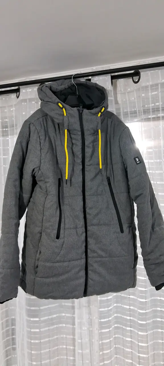 Chaqueta de invierno gris con capucha - 1