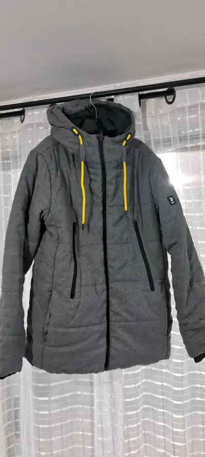Chaqueta de invierno gris con capucha - miniatura 1