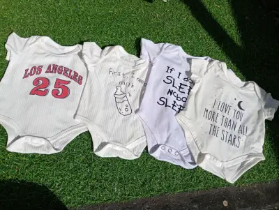 Set de 4 bodies para bebé con estampados divertidos - miniatura 1