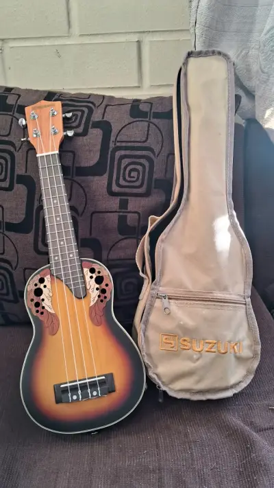 Ukulele Suzuki Electro Acústica - miniatura 1