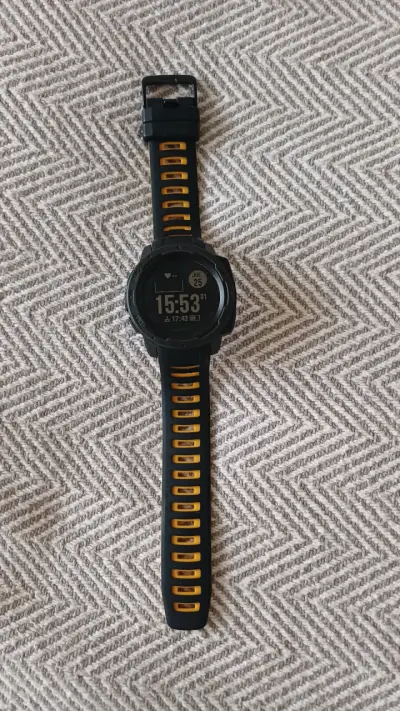 Reloj deportivo Garmin Instinct negro y amarillo - miniatura 1