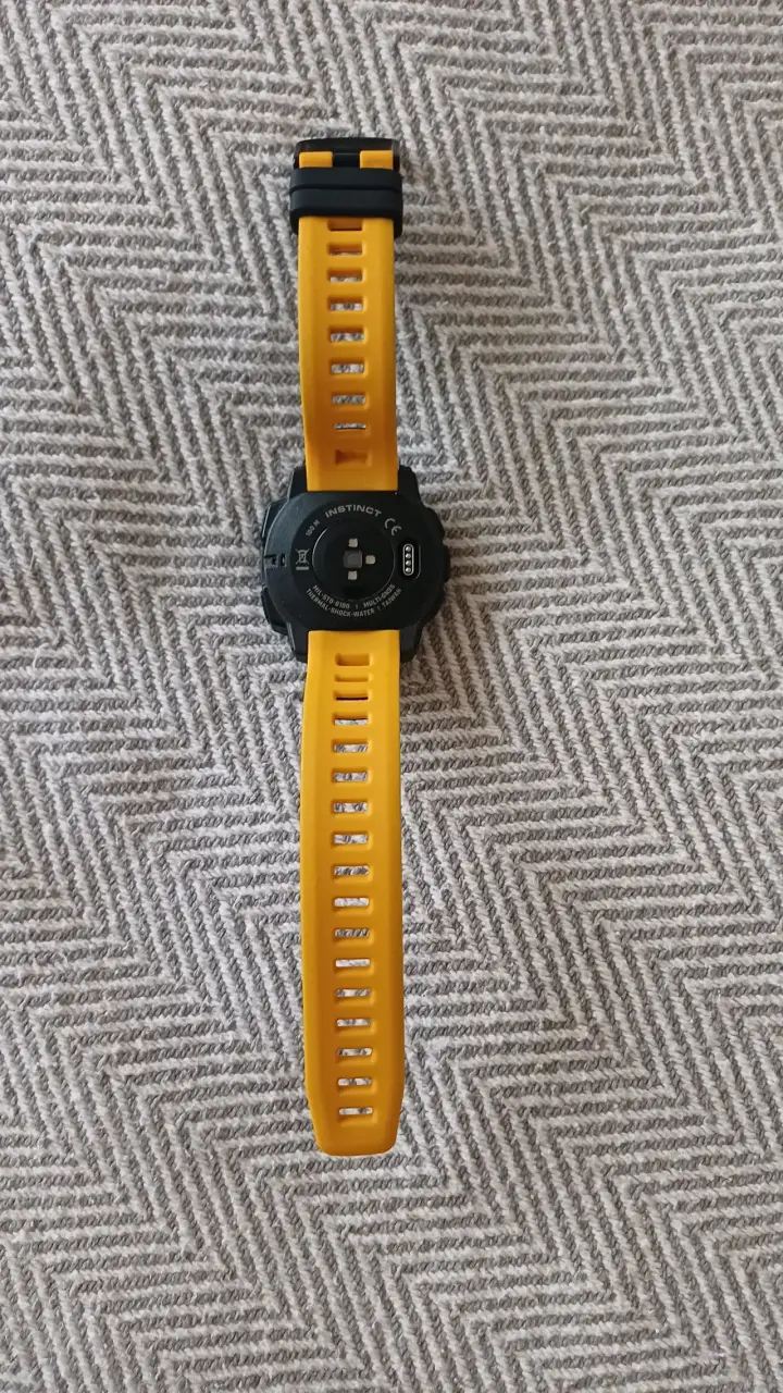 Reloj deportivo Garmin Instinct negro y amarillo - 2