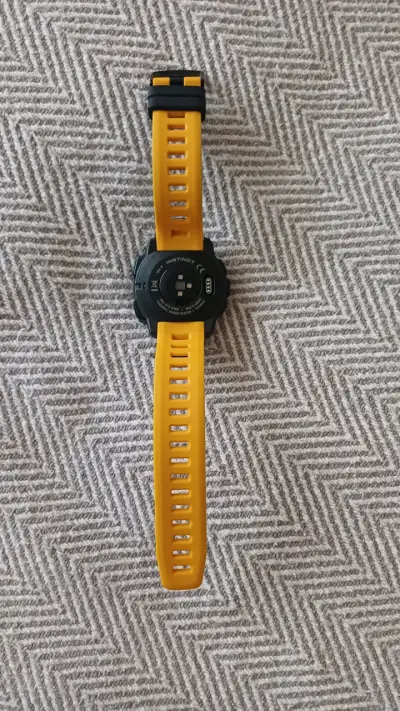 Reloj deportivo Garmin Instinct negro y amarillo - miniatura 2