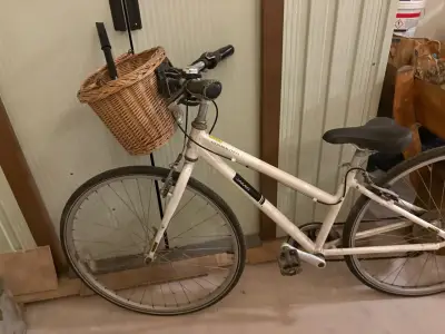 Bicicleta urbana blanca con canasto - miniatura 1
