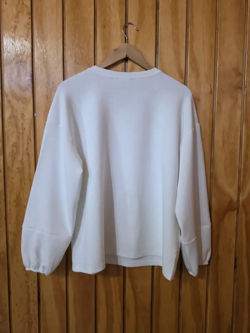Polera blanca con botones tipo poleron - 2