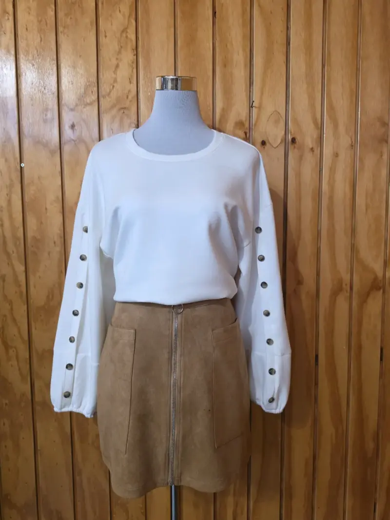 Polera blanca con botones tipo poleron - 3