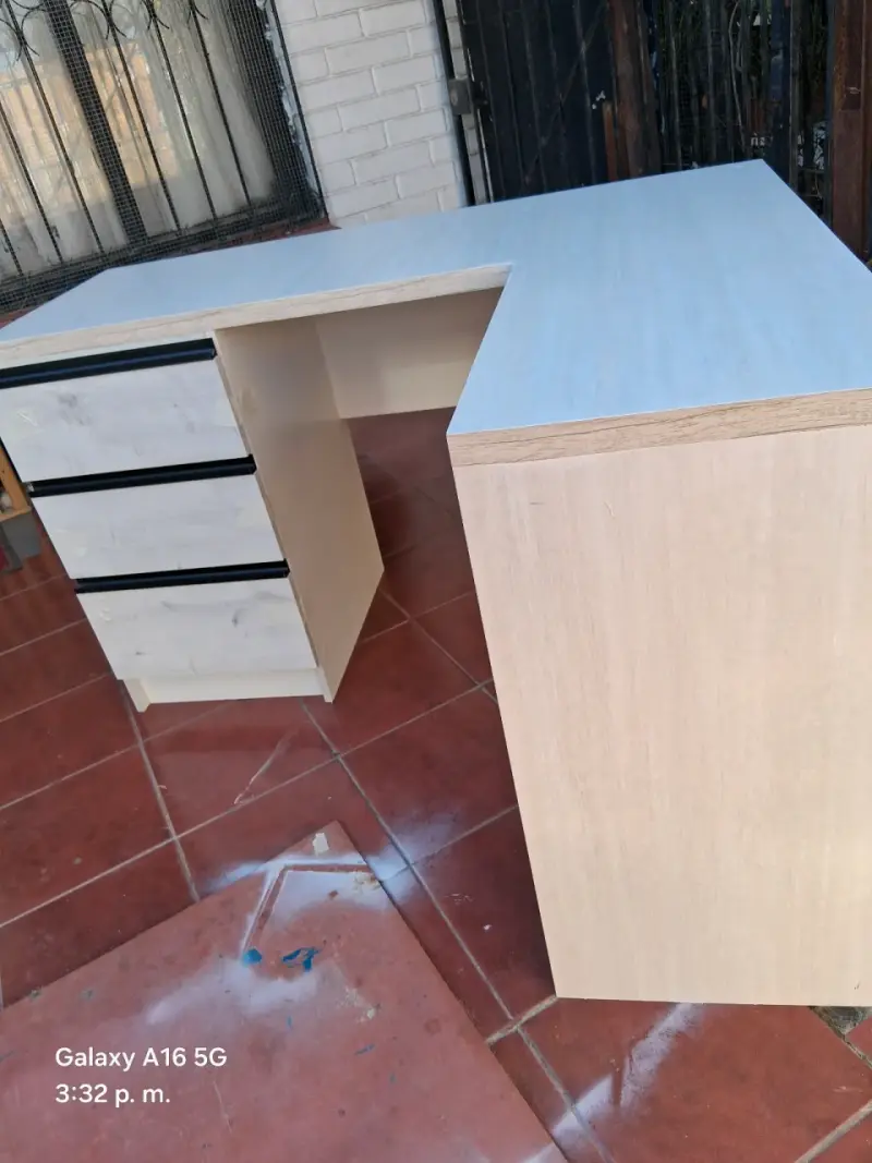 Escritorio en L con cajonera - 1