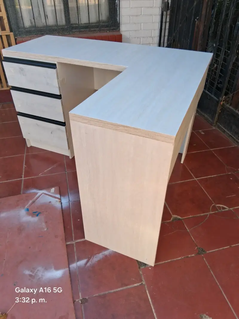 Escritorio en L con cajonera - 2