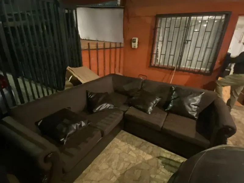 Sofá esquinero grande en buen estado - 5