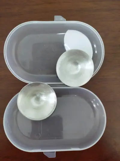 Protectores de pezón de plata en estuche - miniatura 1