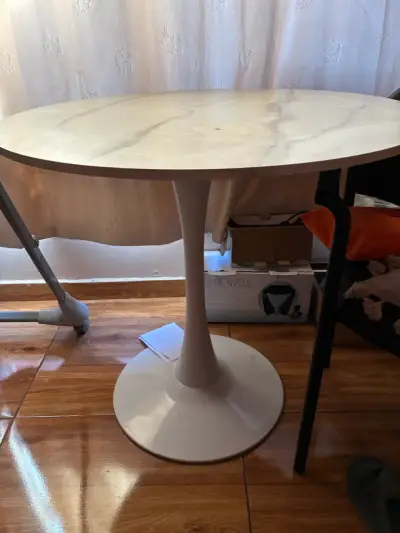 Mesa redonda de comedor moderna - miniatura 1