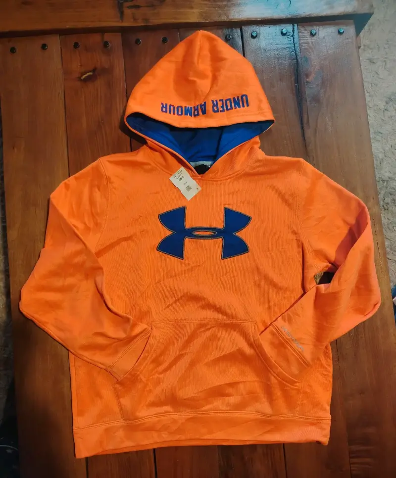 Polerón Under Armour naranja con capucha