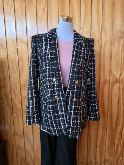 Blazer de cuadros blanco y negro con botones dorados - miniatura 1