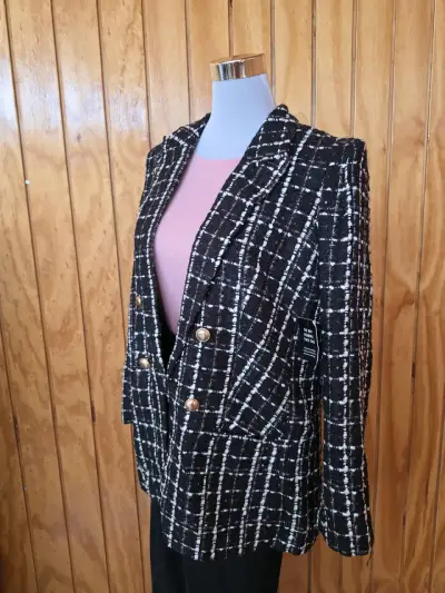 Blazer de cuadros blanco y negro con botones dorados - miniatura 2