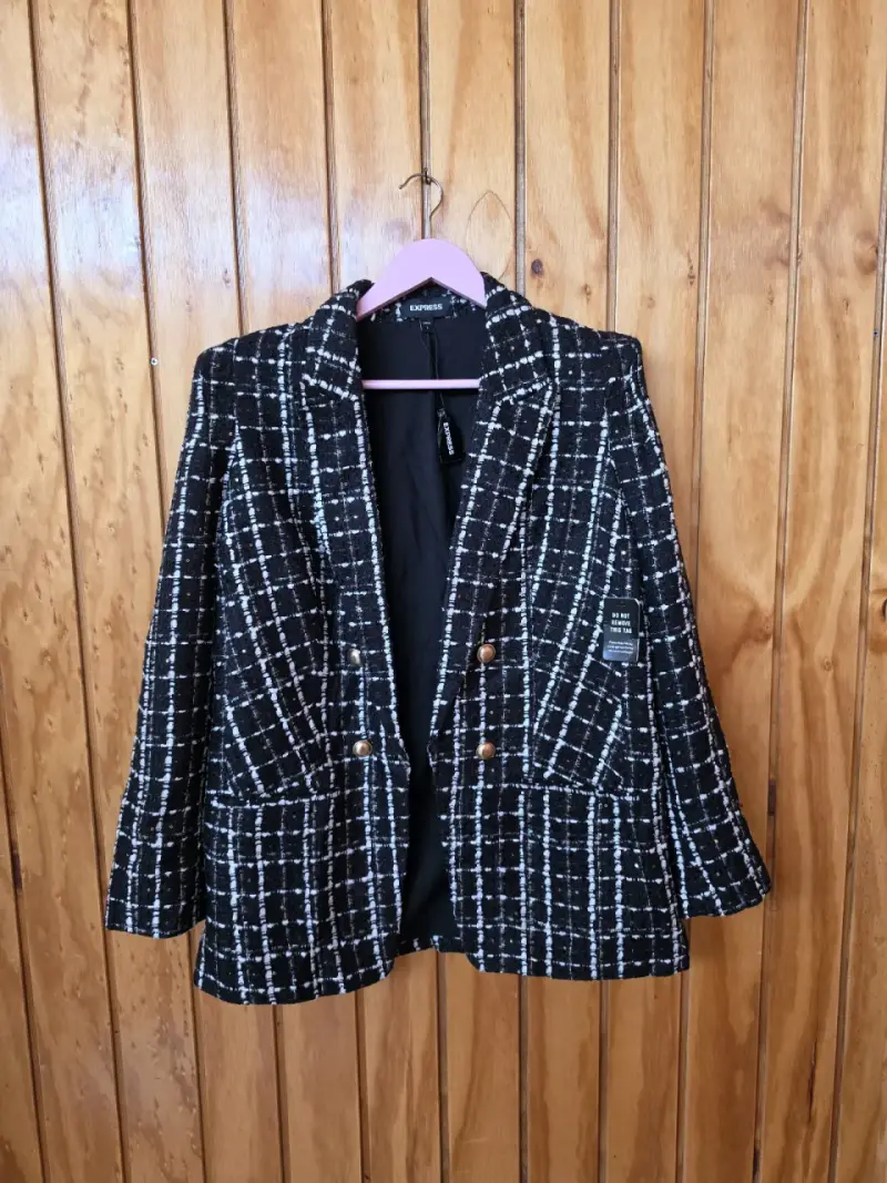 Blazer de cuadros blanco y negro con botones dorados - 3