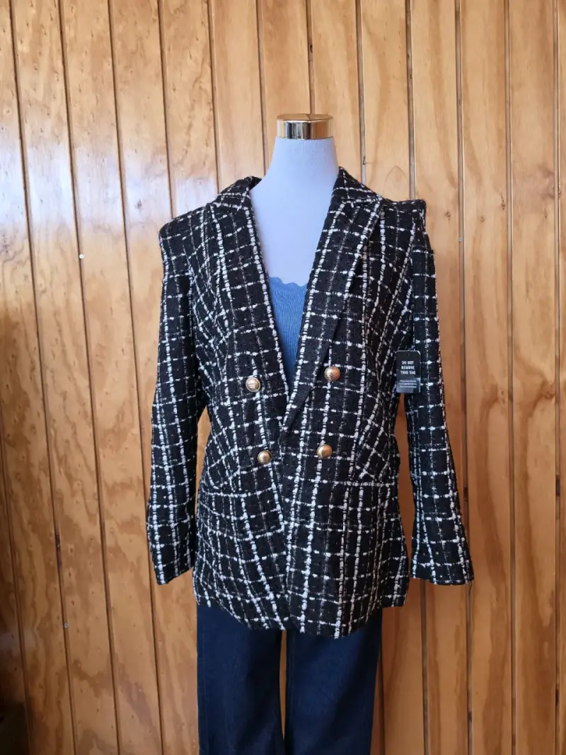 Blazer de cuadros blanco y negro con botones dorados - 4