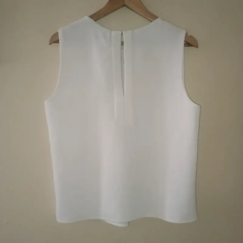 Blusa sin mangas blanca elegante - 2