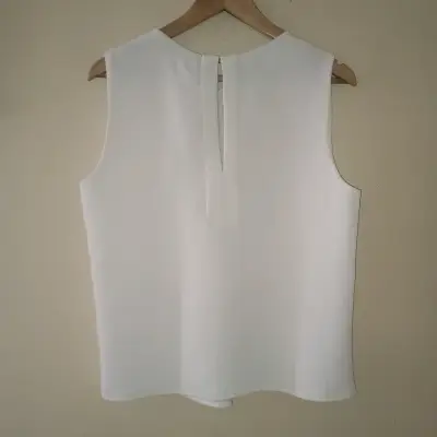 Blusa sin mangas blanca elegante - miniatura 2