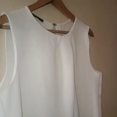 Blusa sin mangas blanca elegante - miniatura 3