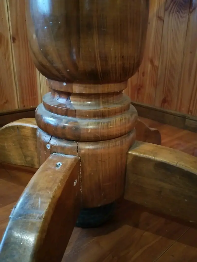 Mesa redonda de vidrio y madera - 3