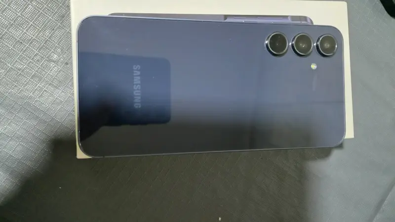 Samsung Galaxy A55 5G con accesorios - 3