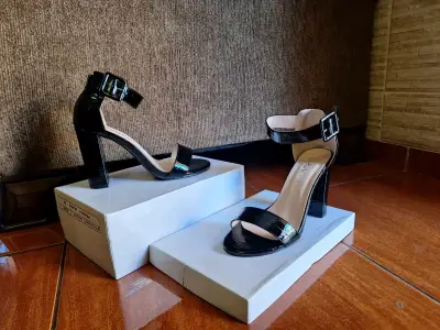 Tacones negros de charol con hebilla - miniatura 1