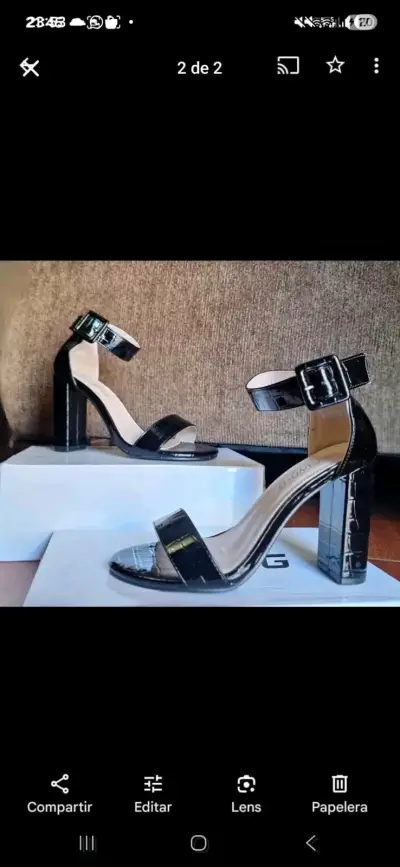 Tacones negros de charol con hebilla - miniatura 2