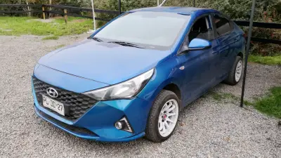 Auto Hyundai azul en buen estado - miniatura 1