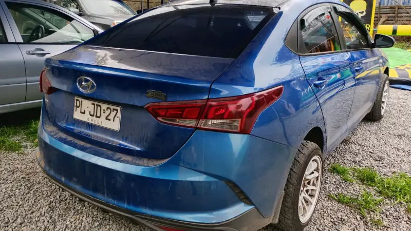 Auto Hyundai azul en buen estado - 2