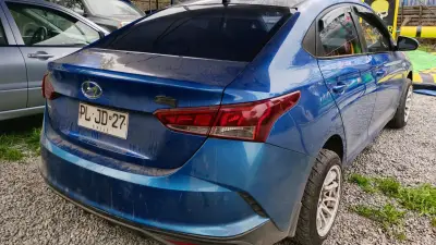 Auto Hyundai azul en buen estado - miniatura 2