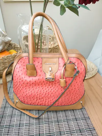 Bolso London Fog color coral y camel - miniatura 1