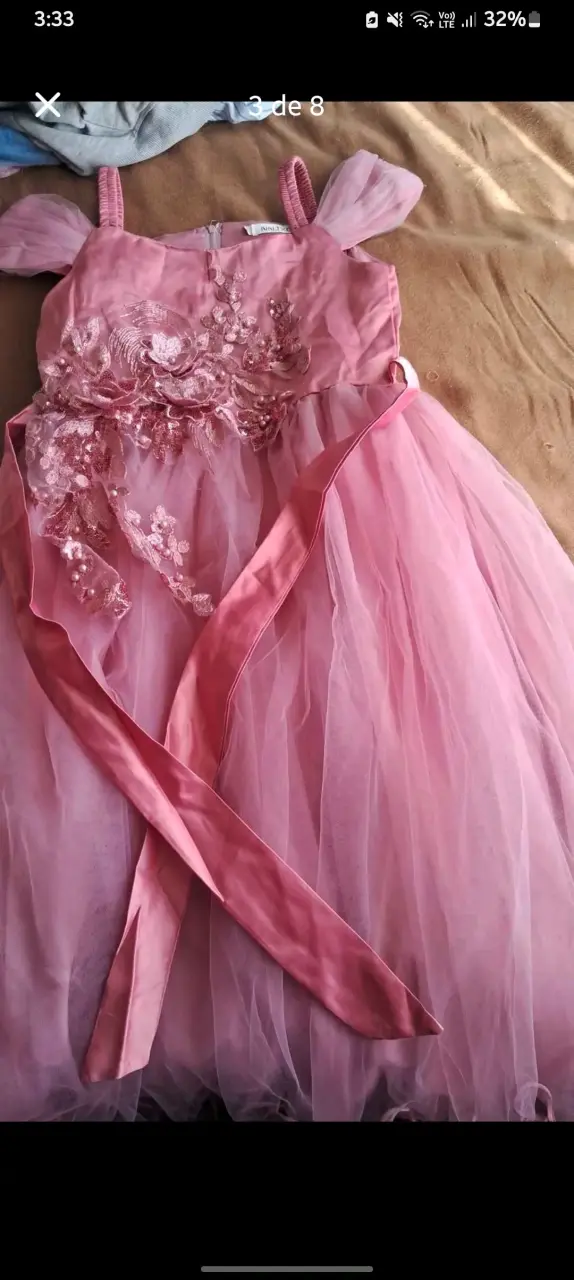 Vestido de princesa para niña con detalles dorados - 3