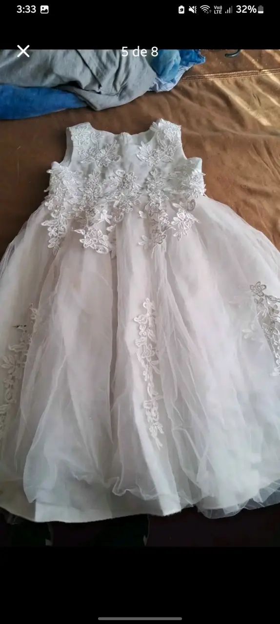 Vestido de princesa para niña con detalles dorados - 5